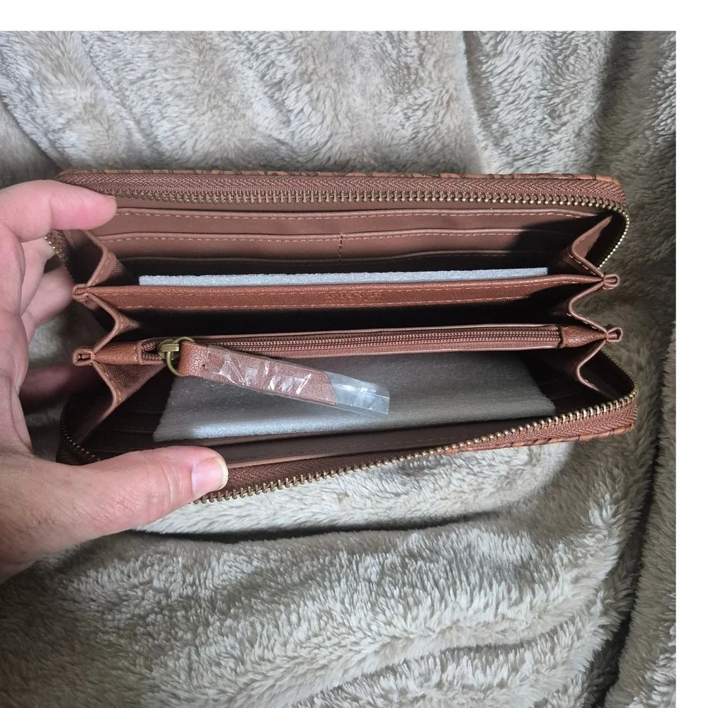 Frye and Co Womens Flower Cognac Tooled  Zip Around Wallet S2000104JC-210 - Picture 3 of 3